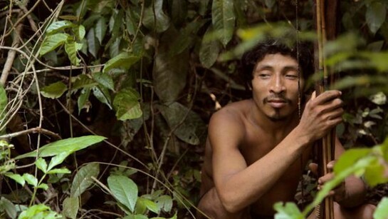 Un cazador awá, en la selva