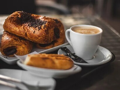Poesia a colazione: Francesca Mazzotta sta dentro la sua cucina come sta nei ricordi che la abitano, in silenzio