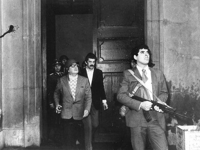 Hombres armados dentro del Palacio de la Moneda