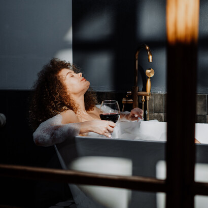 Momento de relaxamento regado a uma boa taça de vinho