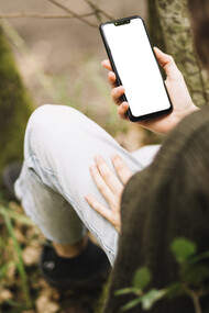 En los márgenes de la ciudad, la experiencia de vivir en contacto con la naturaleza puede revelar tensiones entre lo idealizado y lo real