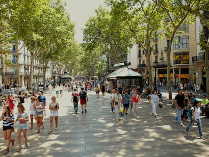 Paseantes en Las Ramblas de Barcelona, España