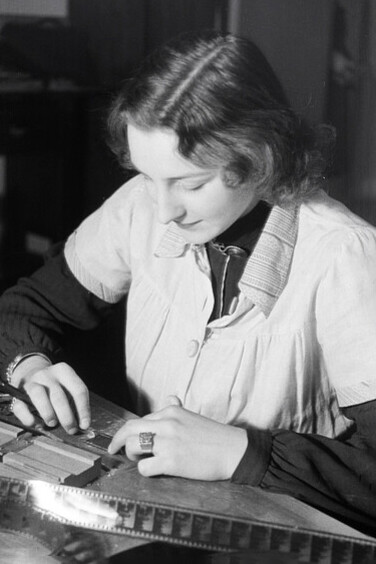 Recordar a las montajistas es recordar que la historia del cine también se escribió con manos que cortaron, unieron y pensaron las imágenes antes de que el gesto fuera llamado arte