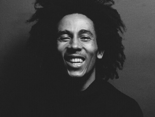 Jamaica convirtió sus uniformes en un tributo a Bob Marley y al reggae, llenando el fútbol de ritmo, colores y herencia caribeña