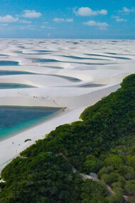Patrimônio Natural da Humanidade, o Parque Nacional dos Lençóis Maranhenses impressiona com dunas brancas e lagoas azuladas em meio ao Maranhão. Com circuitos variados e paisagens deslumbrantes, o destino encanta visitantes pela vasta natureza e tranquilidade dos vilarejos locais