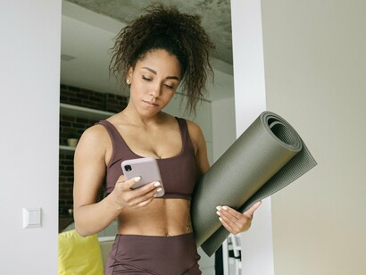 Um dos impactos mais significativos desse comportamento é a redução da atenção sustentada. A exposição constante a telas condiciona o cérebro a alternar rapidamente entre tarefas e informações, um padrão chamado “multitasking digital”