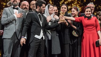 El equipo de la película ganadora del Festival de Cine de Berlín 2020 There is No Evil recoge el
Oso de Oro. Foto: Erik Weiss / Berlinale 2020