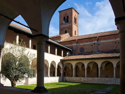 Fondata nel XIII secolo, l'Abbazia di Mirasole è uno dei migliori esempi di abbazia-cascina lombarda, dove architettura religiosa e paesaggio agricolo si fondono in un insieme di straordinaria armonia. Lombardia, Italia