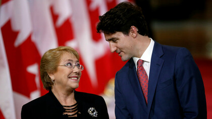 La expresidenta de Chile, Michelle Bachelet, con el primer ministro de Canadá, Justin Trudeau
