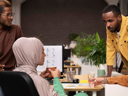 When colleagues gather for meetings, they should foster a culture of humanity, openly express sincere appreciation, ensure clear communication, and work towards shared growth and success