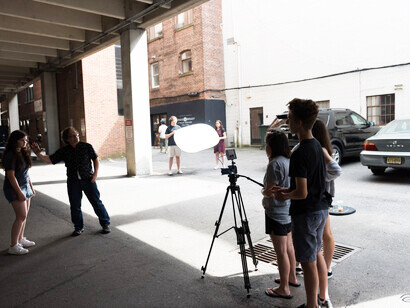 Para comprender una película es importante saber que las producciones cinematográficas son el resultado de la intención de su realizador, quien busca crear sentido y comunicar una perspectiva particular. Clase de Cinematografía MF+E AMY, 12.07.2017, Foto de Amy Gallatin, Montclair Film, Nueva York, EE.UU.