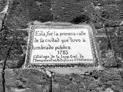Placa en la calle República de Uruguay a unos metros del sitio donde don Juan Manuel de Solórzano viviera y cometiera sus asesinatos