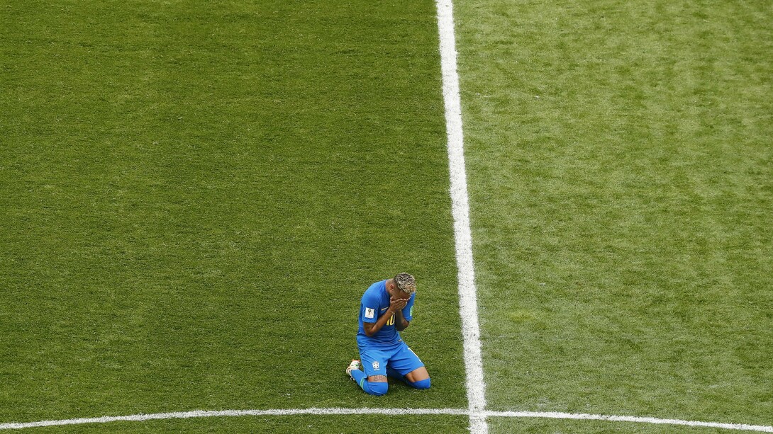 Neymar chora após vitoria contra a Costa Rica