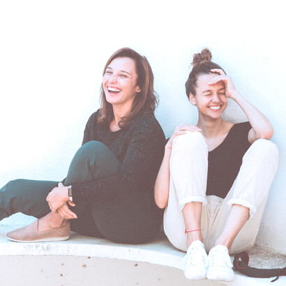 Un par de amigas disfrutan la compañía