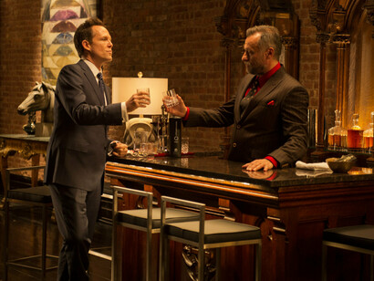 Fotograma de la primera película de la saga: a la derecha Viggo Tarasov (Michael Nyqvist) brindando sin saber que la ira de John Wick está a punto de liquidarlos a todos