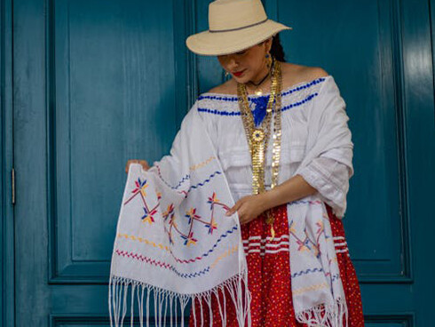 Mujer con sombrero y rebozo, preparándose para el Festival Nacional del Manito Ocueño, Panamá