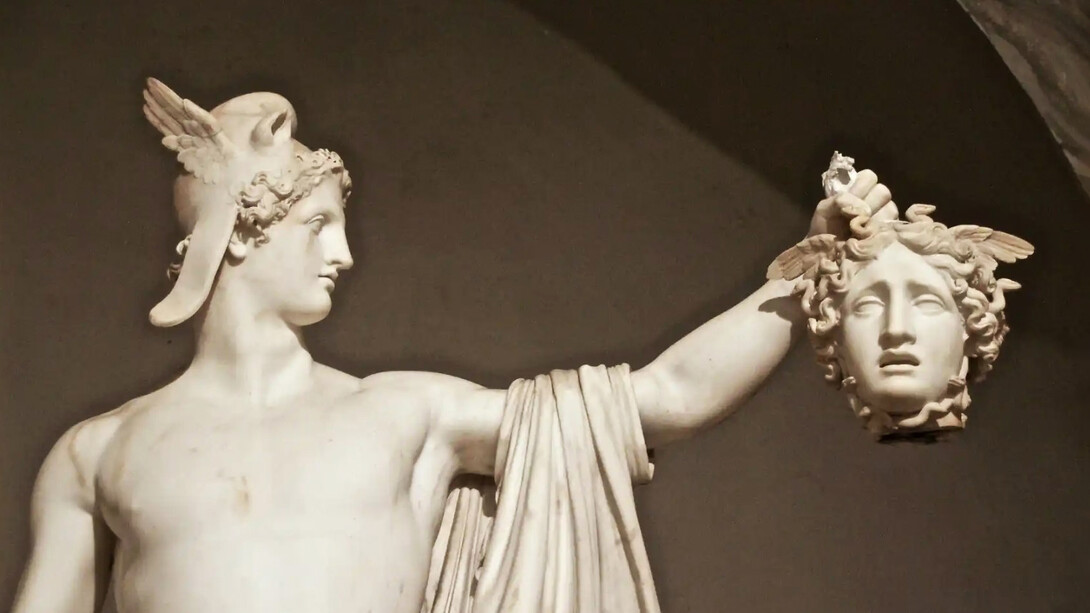 Escultura de Perseo con la cabeza de Medusa