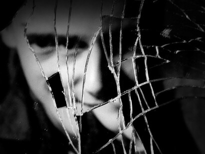 Espejo roto: si llegaba a suceder que un espejo se rompía se creía que se liberaban malas energías