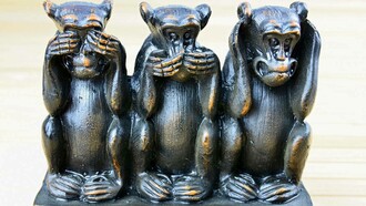 Statuetta che rappresenta l'antico principio confuciano “non vedo, non sento, non parlo”