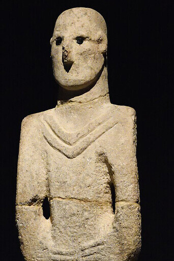 Discovered in the mid-1990s beneath the Old City of Urfa, just north of Balıklıgöl, the Urfa Statue is the oldest intact life-sized human sculpture known to date. It was found within the remains of a large Pre-Pottery Neolithic settlement, identified through features such as terrazzo house floors and characteristic flint tools from that era, Türkiye