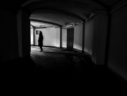 Un corpo immerso nell’ombra, dove il rumore si ferma. La solitudine come spazio, non come mancanza