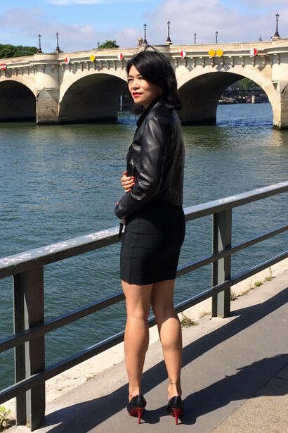 Jeune femme sur un pont. En partant cette nuit, elle pensait ne plus revenir à ce nid familial devenu invivable depuis le décès soudain de ses parents © Kim Chi Pho