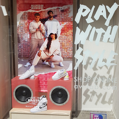 Vetrina di Aw Lab. "Aw Lab is me"