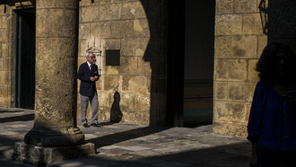 Eusebio Leal Spengler caminando en La Habana Vieja