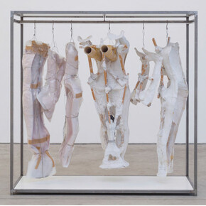 Alma, 2015
Ferro, gesso, madeira, gaze, silicone, cartão,
fita adesiva, plástico, corda e tela de linho
188 x 190 x 80 cm
