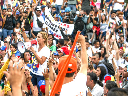 Lilian Tintori, esposa del político Leopoldo López, se dirige a los manifestantes