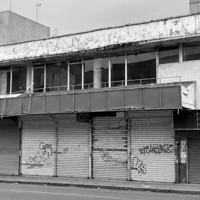 Inmueble actual (en blanco) donde estuvo la casa de don Juanito. San José. Costa Rica. Fuente: Luko Hilje