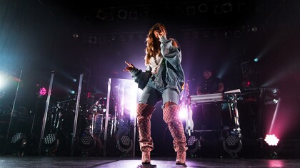 Artista cantando no palco