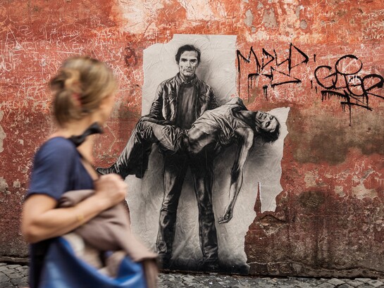 Pier Paolo Pasolini è stato uno degli intellettuali più lucidi, scomodi e profetici del Novecento italiano. In copertina una serigrafia ritrae Pier Paolo Pasolini, incollata a Roma da Ernest Pignon-Ernest nel 2015