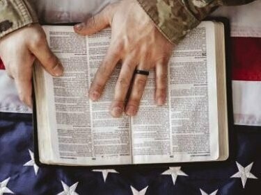 Soldado lê a Bíblia. Como seria possível tal conduta em forças armadas, onde comando, disciplina e hierarquia são indispensáveis para o sucesso de qualquer missão? Sem o trabalho cuidadoso de unidade militar, nenhuma operação seria viável. Um piloto não pode simplesmente fazer o que lhe dá na telha. A representação de Maverick desafiando as normas e ainda assim sendo bem-sucedido reforça a ideia de que o individualismo desmedido pode levar à vitória, mesmo em contextos onde a cooperação e a obediência são vitais



