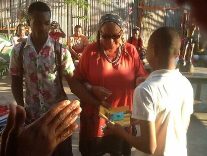 Manina e un gruppo di ragazzi del suo centro