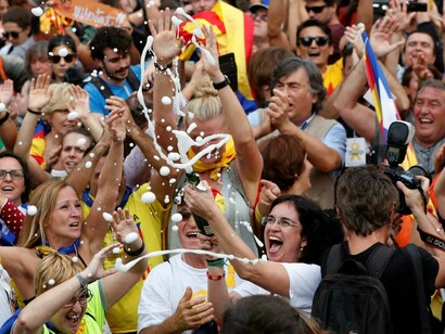 Independentistas celebran lo que algunos comentaristas tacharon de «declaración fake de independencia»