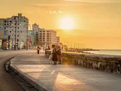 Personas pasean por el malecón habanero, La Habana, Cuba
