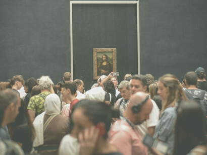 La Gioconda di Leonardo da Vinci al Louvre, Parigi, Francia. Un'appuntamento con il mito tra riflessi di luce e curiosi turisti