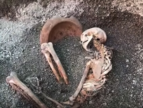 La historia de las excavaciones arqueológicas en Pompeya inicia en 1748 bajo el reinado de Carlos de Nápoles para prolongarse hasta nuestros días