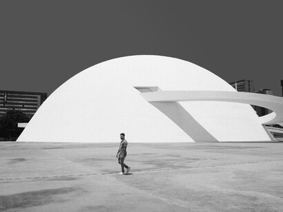 No Brasil, as alianças pragmáticas entre partidos fragilizam as definições de Esquerda, Direita e Centro. Localizado no Eixo Monumental, o Museu Nacional da República foi projetado por Niemeyer e abriga exposições temporárias de arte, cultura e ciência, sendo uma referência na cena cultural de Brasília