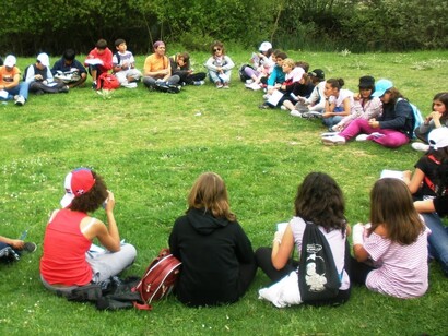 Grupo de niños en un campamento