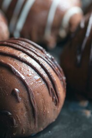 Bombons de chocolate. O comer emocional está intimamente ligado às emoções do indivíduo, como se, ao olhar para a comida, ele projetasse ali sentimentos, frustrações e lembranças. A pessoa, então, começa a comer suas emoções, em uma tentativa de provocar estados de afeto, prazer e satisfação. Entretanto, isso fica ainda mais evidente quando o alimento é doce. Neste artigo, vamos enfatizar a relevância que o chocolate tem tanto no comer emocional, quanto nas memórias afetivas que tornam a iguaria tão especial