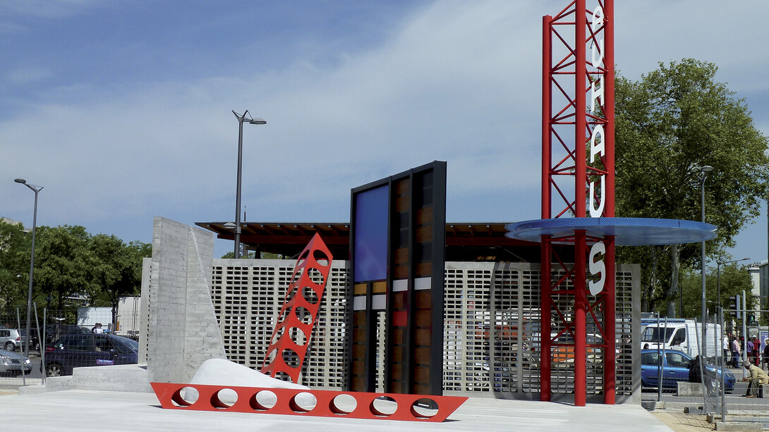 Karina Bisch, KIOSK, 2013, Commande publique de Grand Lyon Habitat avec l'aide de l'État (ministère de la Culture et de la Communication – Direction régionale des affaires culturelles de Rhône-Alpes), Béton, métal, bois, peinture, plaque émaillée, 1500 x 1000 x 800 cm, Courtesy de l’artiste © ADAGP, 2015
