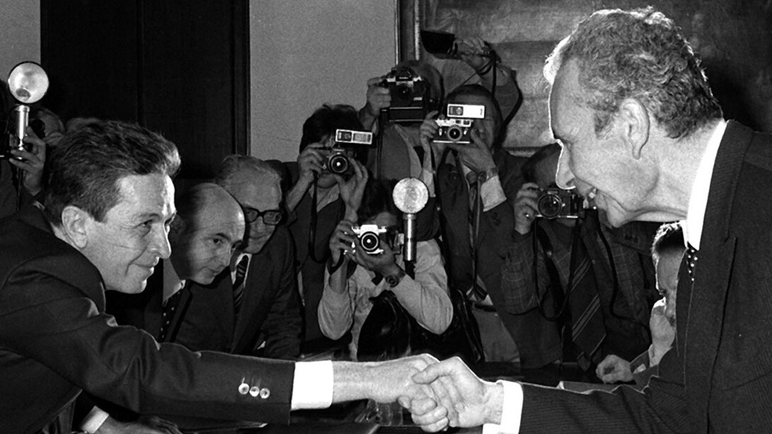 The “Compromesso Storico” summarized in a handshake between Enrico Berlinguer (PCI) and Aldo Moro (DC)