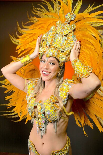Mulher segura a coroa de sua fantasia de carnaval
