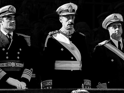 Il generale militare argentino Jorge Rafael Videla durante una parata militare a Buenos Aires nel 1975