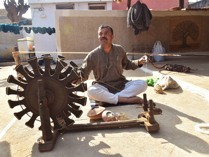 Shamjibhai Siju, master weaver in Kachchh (western India), at a spinning wheel, Gandhi's icon of self-reliance © Ashish Kothari