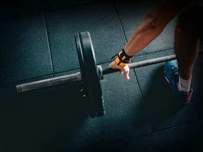 Hombre se dispone a hacer un levantamiento de pesas en Gambaru CrossFit, Brazil