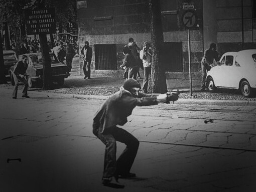 Anni di piombo. Milano, Italia, via De Amicis, 14 maggio 1977: Giuseppe Memeo punta una pistola contro la polizia durante una manifestazione di protesta