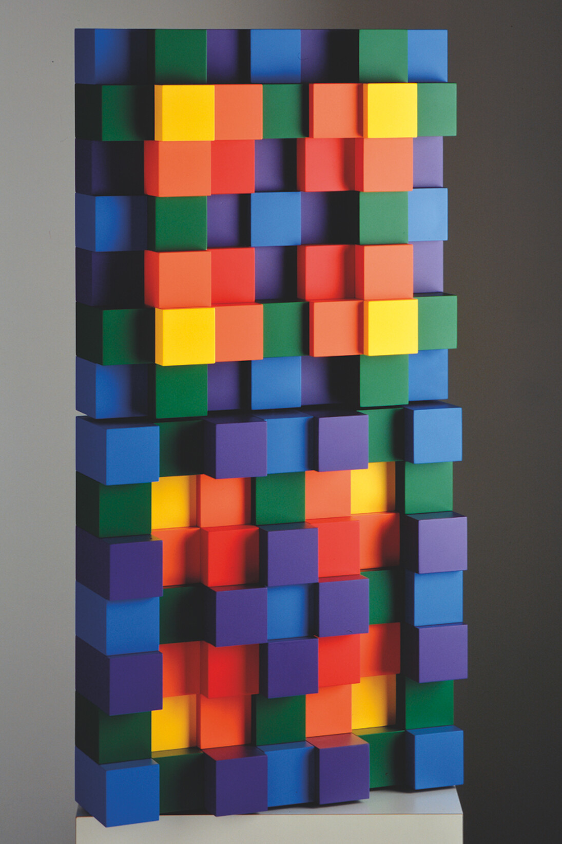 Paolo Minoli, Compenetrazione reticolari volumetriche in tempi differenziati, 1974-1987. Poliuretano su legno, 140 x 70 x 20 cm